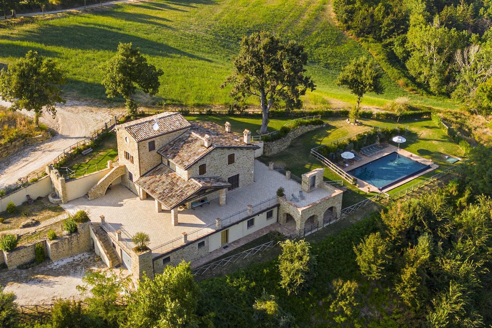Villa Ermelinda - Piscina Privata E Jacuzzi Castelraimondo Luaran gambar